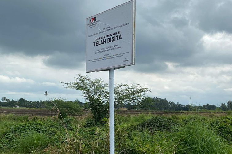 KPK pasang tanda penyitaan pada aset tersangka kasus dana hibah Jatim KPK pasang tanda penyitaan pada aset tersangka kasus dana hibah Jatim