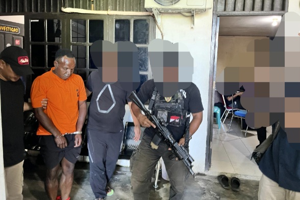 DPO KKB Puncak Yekis Wanimbo ditangkap petugas di Mimika DPO KKB Puncak Yekis Wanimbo ditangkap petugas di Mimika