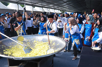HUT PNM ke-26, Bobon Santoso masak besar bersama nasabah PNM Mekaar 