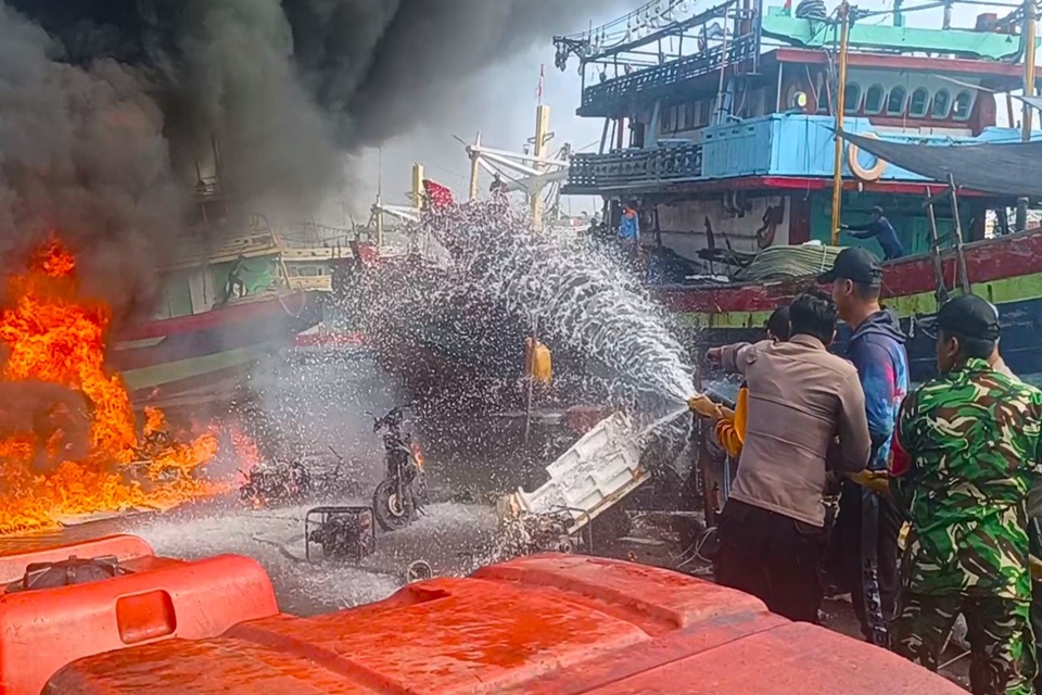 Langkah cepat polres dan petugas gabungan, cegah meluasnya kebakaran di Pelabuhan Tegal Langkah cepat polres dan petugas gabungan, cegah meluasnya kebakaran di Pelabuhan Tegal
