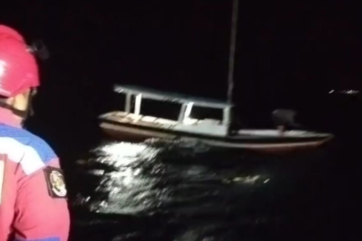 Gulkarmat evakuasi kapal mati mesin di perairan Pulau Tikus Gulkarmat evakuasi kapal mati mesin di perairan Pulau Tikus