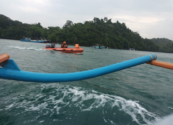Basarnas Surabaya cari wisatawan terseret ombak Pantai Unggapan Basarnas Surabaya cari wisatawan terseret ombak Pantai Unggapan