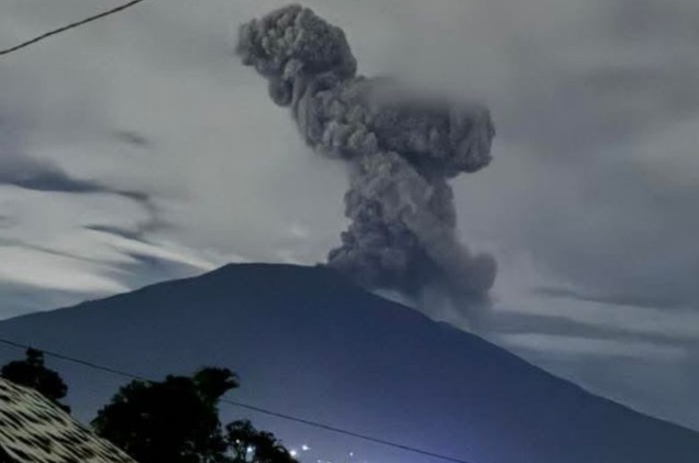 Gunung Marapi Sumbar kembali erupsi dengan abu capai 700 meter Gunung Marapi Sumbar kembali erupsi dengan abu capai 700 meter