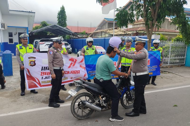 Polisi dan Jasa Raharja sosialisasi keselamatan di Bone Bone Bolango Polisi dan Jasa Raharja sosialisasi keselamatan di Bone Bone Bolango