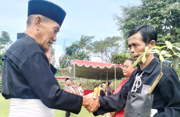 Hindari kesan buruk dan ajarkan berbudi luhur, warga baru PSHT gelar baksos tanam pohon Hindari kesan buruk dan ajarkan berbudi luhur, warga baru PSHT gelar baksos tanam pohonÂ