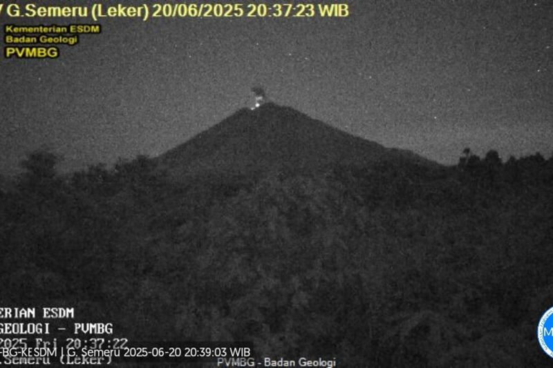 Gunung Semeru kembali erupsi pada Jumat malam Gunung Semeru kembali erupsi pada Jumat malam