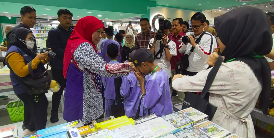 Gubernur Jawa Timur ajak anak belanja buku Gubernur Jawa Timur ajak anak belanja buku