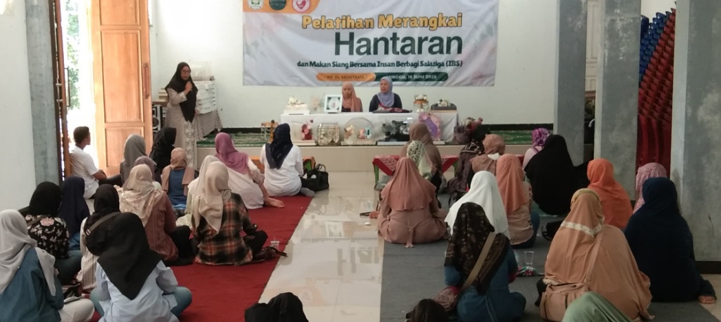 Santriwati Ponpes Al Muntaha Salatiga senang ikuti pelatihan merangkai mahar Santriwati Ponpes Al Muntaha Salatiga senang ikuti pelatihan merangkai mahar