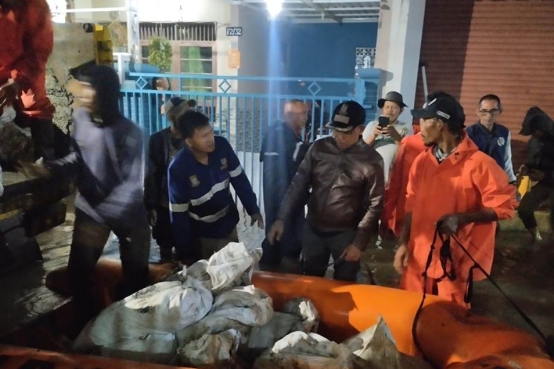 Dinas PUPR Kota Tangerang bangun kisdam atasi tanggul Kali Sabi jebol Dinas PUPR Kota Tangerang bangun kisdam atasi tanggul Kali Sabi jebol
