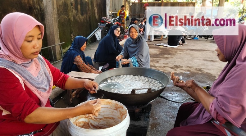 Legislator bagikan daging kurban dalam bentuk olahan Legislator bagikan daging kurban dalam bentuk olahan