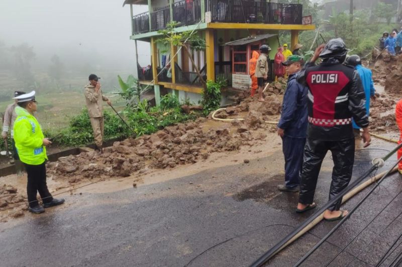 Polres Garut alihkan arus kendaraan hindari longsor di Cilawu Polres Garut alihkan arus kendaraan hindari longsor di Cilawu