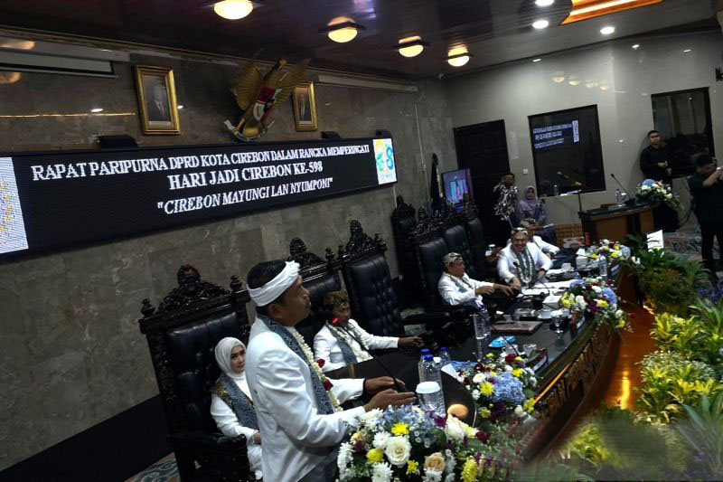 Gubernur Jabar minta Pemkot Cirebon benahi infrastruktur kota Gubernur Jabar minta Pemkot Cirebon benahi infrastruktur kota