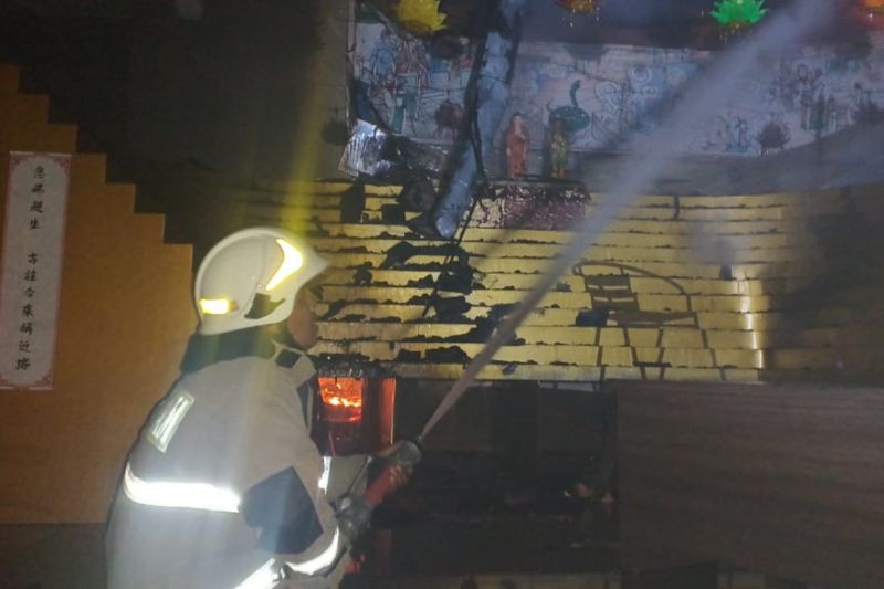 Gulkarmat kerahkan 47 personel padamkan kebakaran vihara di Cilincing Gulkarmat kerahkan 47 personel padamkan kebakaran vihara di Cilincing