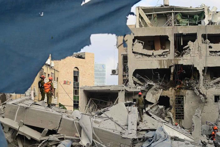 Stasiun TV nasional Iran dihantam rudal Israel saat siaran langsung Stasiun TV nasional Iran dihantam rudal Israel saat siaran langsung