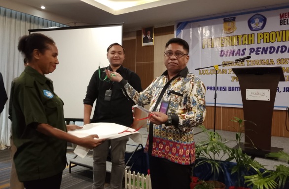 150 pelajar Papua penerima Beasiswa Adem yang lulus pulang ke daerah asal 150 pelajar Papua penerima Beasiswa Adem yang lulus pulang ke daerah asal