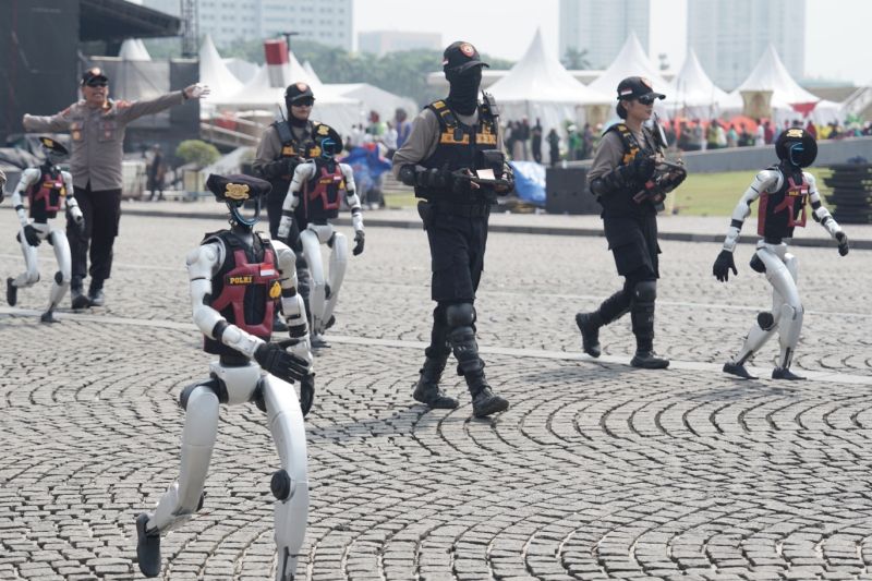 Robot humanoid ramaikan persiapan puncak Hari Bhayangkara Polri Robot humanoid ramaikan persiapan puncak Hari Bhayangkara Polri