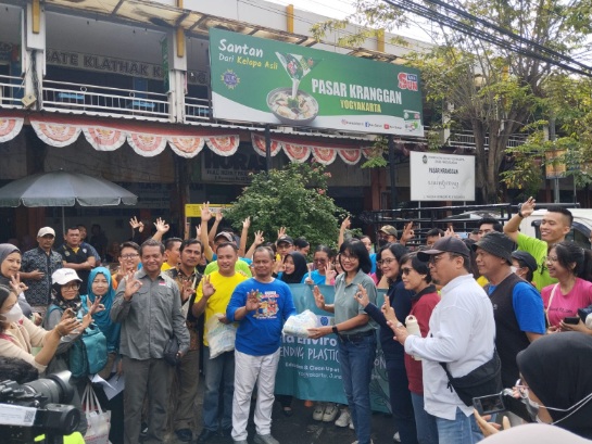 Peringati Hari Lingkungan Hidup, hotel di Jogja ini aksi bersih sampah di Pasar Kranggan Peringati Hari Lingkungan Hidup, hotel di Jogja ini aksi bersih sampah di Pasar Kranggan