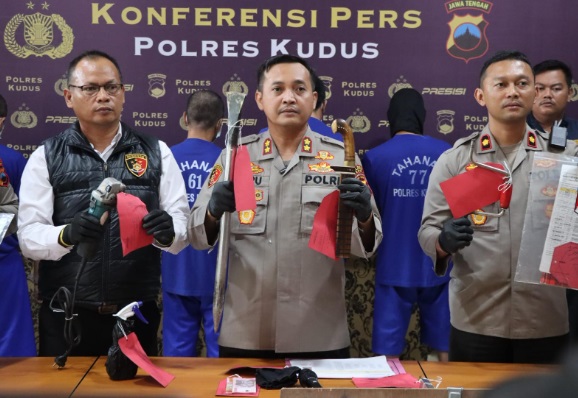 Tiga pencuri spesialis bobol tembok lintas daerah dibekuk Polres Kudus Tiga pencuri spesialis bobol tembok lintas daerah dibekuk Polres Kudus