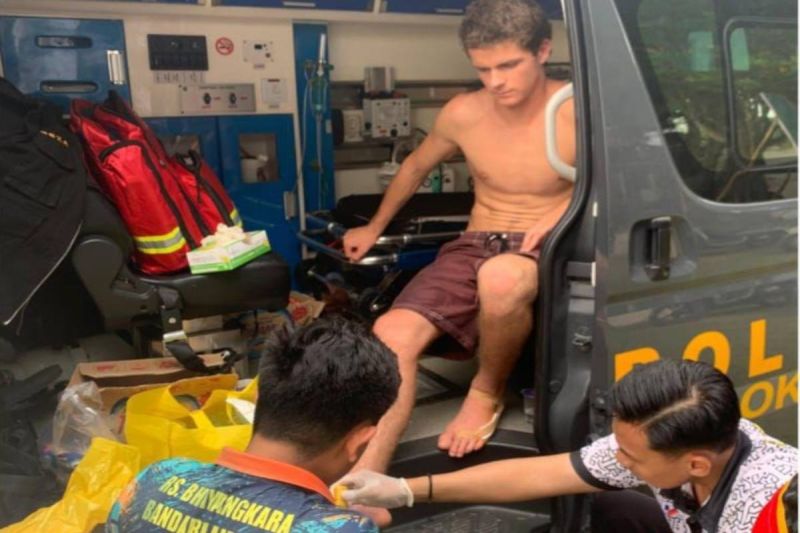 Polisi beri pertolongan pertama pada atlet WSL Krui Pro asal Australia