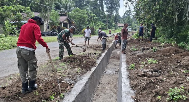 Warga Desa Balisoang -Â Satgas TMMD kerja bakti tuntaskan pembangunan drainase Warga Desa Balisoang -Â Satgas TMMD kerja bakti tuntaskan pembangunan drainase