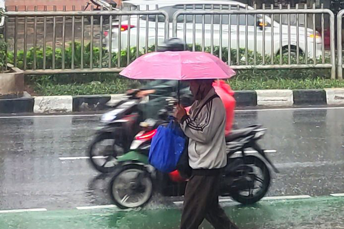 Senin, BMKG prakirakan mayoritas kota besar di Indonesia diguyur hujan