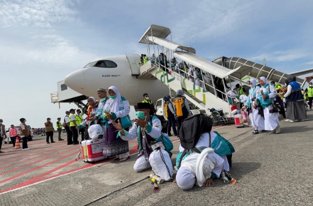 Penuh syukur, jemaah haji kloter pertama Debarkasi Solo tiba di Tanah Air Penuh syukur, jemaah haji kloter pertama Debarkasi Solo tiba di Tanah Air