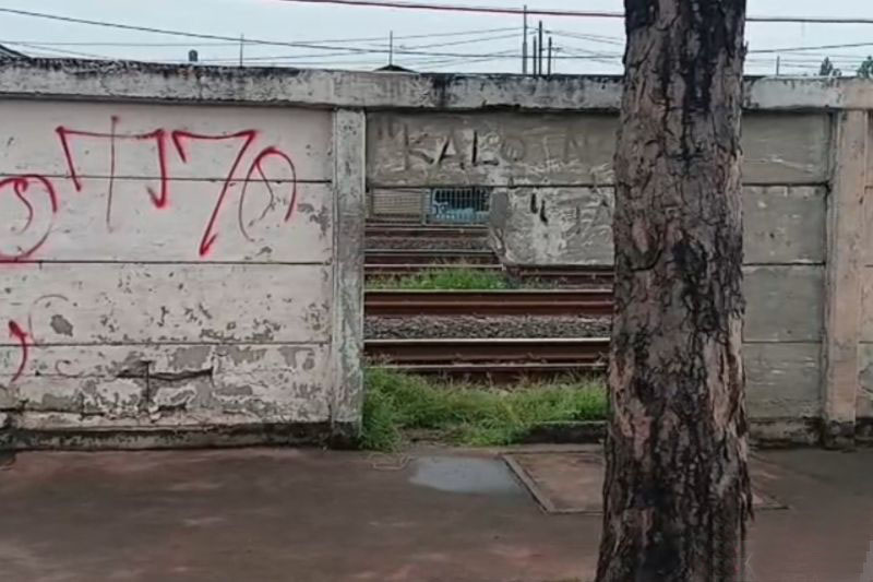 Ini ancaman pidana pelaku yang jebol tembok pembatas rel Jatinegara