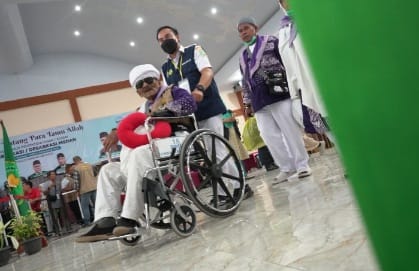 Ketua PPIH bersama Bupati Batubara eambut kedatangan jemaah haji Kloter 12 Ketua PPIH bersama Bupati Batubara eambut kedatangan jemaah haji Kloter 12