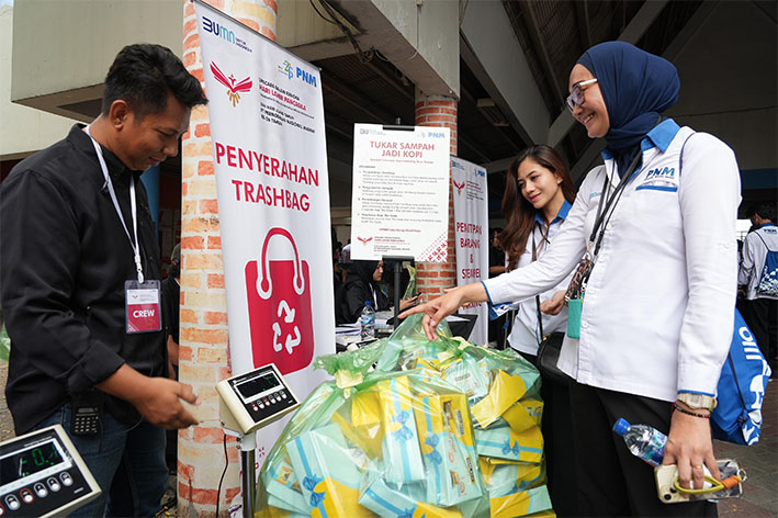 PNM ajak 6.000 karyawan bersih-bersih lingkungan dan salurkan sampah ke bank sampah PNM ajak 6.000 karyawan bersih-bersih lingkungan dan salurkan sampah ke bank sampah