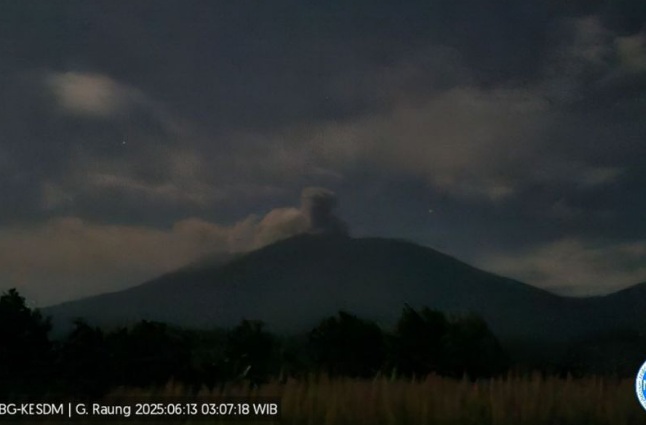 Gunung Raung dua kali erupsi dengan letusan hingga 900 meter Gunung Raung dua kali erupsi dengan letusan hingga 900 meter