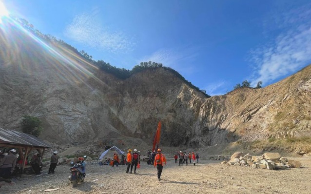 Tim SAR hentikan sementara pencarian empat korban longsor Gunung Kuda Tim SAR hentikan sementara pencarian empat korban longsor Gunung Kuda