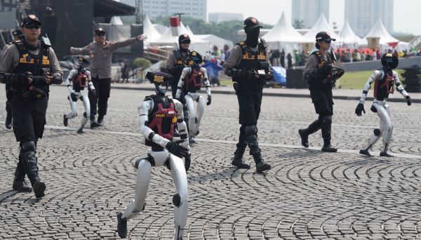 Penasaran kehadiran robot polisi di HUT ke 79 Bhayangkara, ini tujuannya Penasaran kehadiran robot polisi di HUT ke 79 Bhayangkara, ini tujuannya