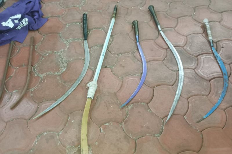 Polisi tangkap lima pemuda bersenjata tajam di Jakarta Pusat Polisi tangkap lima pemuda bersenjata tajam di Jakarta Pusat