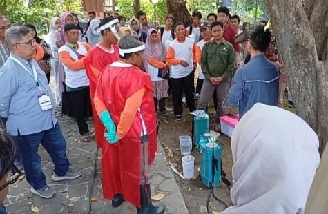 Peserta pertemuan nasional MPTHI di Yogya diberi pelatihan penyemprotan yang efektif Peserta pertemuan nasional MPTHI di Yogya diberi pelatihan penyemprotan yang efektif
