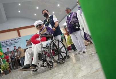 Ketua PPIH bersama Bupati Batubara sambut kedatangan jemaah haji Kloter 12 Ketua PPIH bersama Bupati Batubara sambut kedatangan jemaah haji Kloter 12