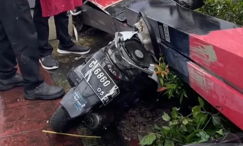 Papan reklame restoran roboh menimpa sejumlah kendaraan di Kembangan Papan reklame restoran roboh menimpa sejumlah kendaraan di Kembangan