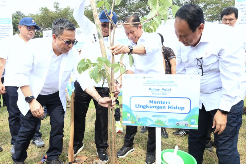 Menteri LH dukung penghijauan koridor jalan tol lewat penanaman pohon Menteri LH dukung penghijauan koridor jalan tol lewat penanaman pohon