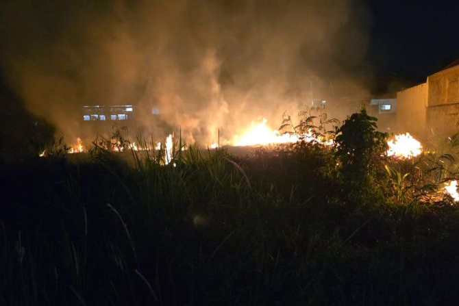Damkar Kota Padang tangani kebakaran lahan seluas puluhan meter Damkar Kota Padang tangani kebakaran lahan seluas puluhan meter