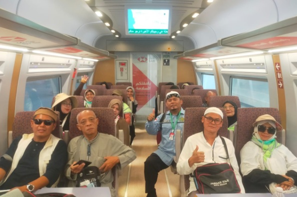 Jemaah haji Kloter 9 KNO city tour kereta api cepat ke Jeddah Jemaah haji Kloter 9 KNO city tour kereta api cepat ke Jeddah