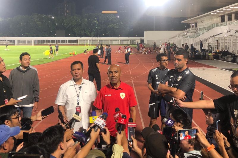 Simon Tahamata bersiap menolong sepak bola Indonesia Simon Tahamata bersiap menolong sepak bola Indonesia