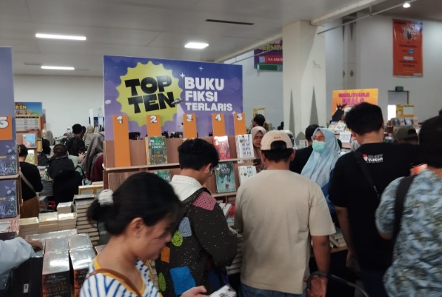 Buku fisik tetap diburu diera serba digital Buku fisik tetap diburu diera serba digital