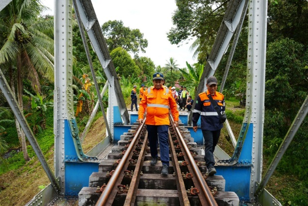 KAI Sumbar cek lintas jalan kaki dan sosialisasi perlintasan sebidang KA KAI Sumbar cek lintas jalan kaki dan sosialisasi perlintasan sebidang KA
