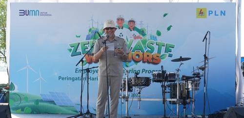 Pantai Si Pitung dibersihkan dari 1,02 ton sampah plastik