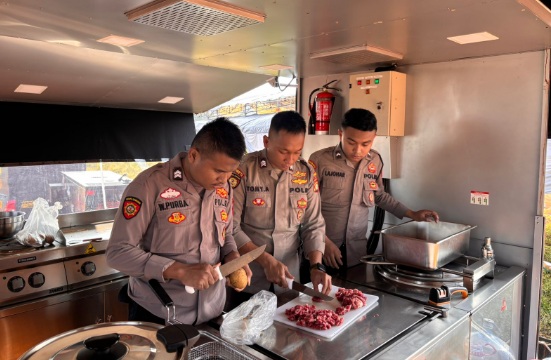Polda Metro Jaya buka dapur lapangan, bantu pengungsi kebakaran di Penjaringan Polda Metro Jaya buka dapur lapangan, bantu pengungsi kebakaran di Penjaringan