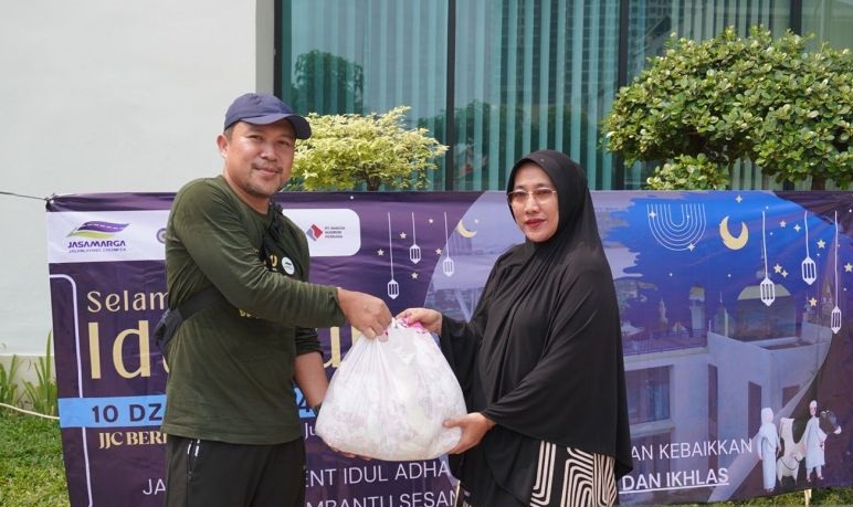 PT JJC bagikan 200 paket daging kurban ke warga lingkungan kantor PT JJC bagikan 200 paket daging kurban ke warga lingkungan kantor