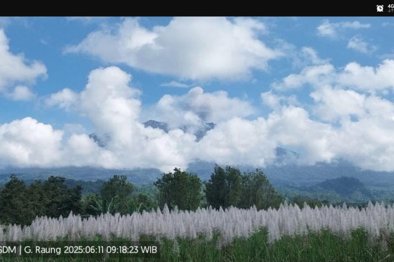 Gunung Raung kembali erupsi dengan tinggi letusan 750 meter Gunung Raung kembali erupsi dengan tinggi letusan 750 meter
