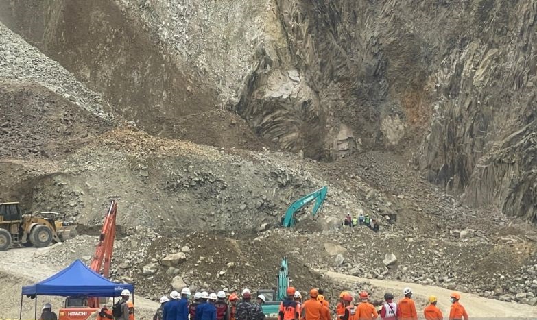 Tim gabungan cari korban di area bongkahan batu longsor Gunung Kuda Tim gabungan cari korban di area bongkahan batu longsor Gunung Kuda