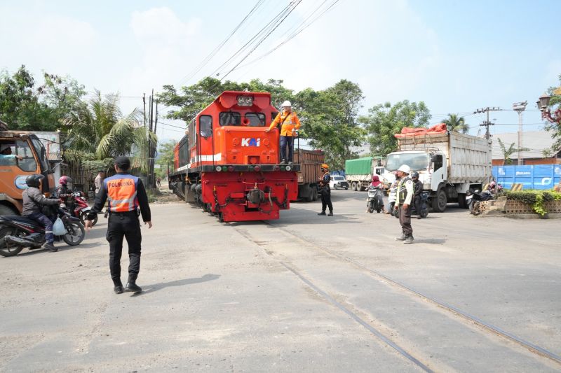 KAI Tanjungkarang siapkan jalur untuk kirim lokomotif baru KAI Tanjungkarang siapkan jalur untuk kirim lokomotif baru