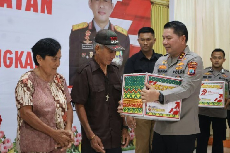 Polda Sulut salurkan 620 paket bansos kepada warga Minsel Polda Sulut salurkan 620 paket bansos kepada warga Minsel