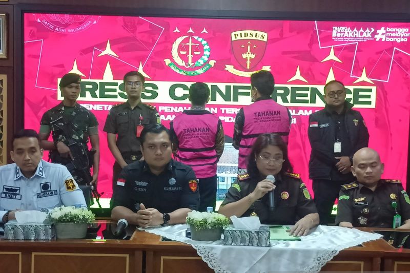 Kejari Tangsel tetapkan tiga pejabat bank BUMN sebagai tersangka Kejari Tangsel tetapkan tiga pejabat bank BUMN sebagai tersangka
